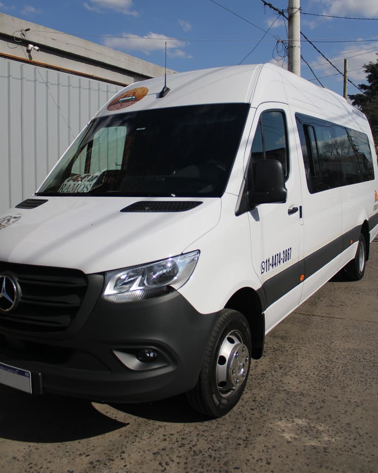 Combi Mercedes-Benz Sprinter de Luquitour estacionada bajo un cielo con nubes