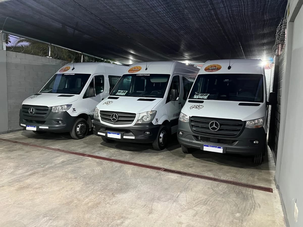 Tres combis Mercedes-Benz Sprinter de Luquitour estacionadas de frente en la cochera de la empresa