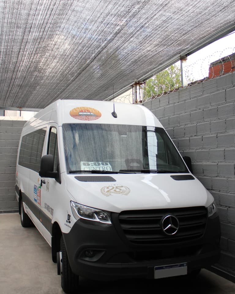 Combi Mercedes-Benz Sprinter de Luquitour vista de tres cuartos de frente, estacionada bajo una media sombra